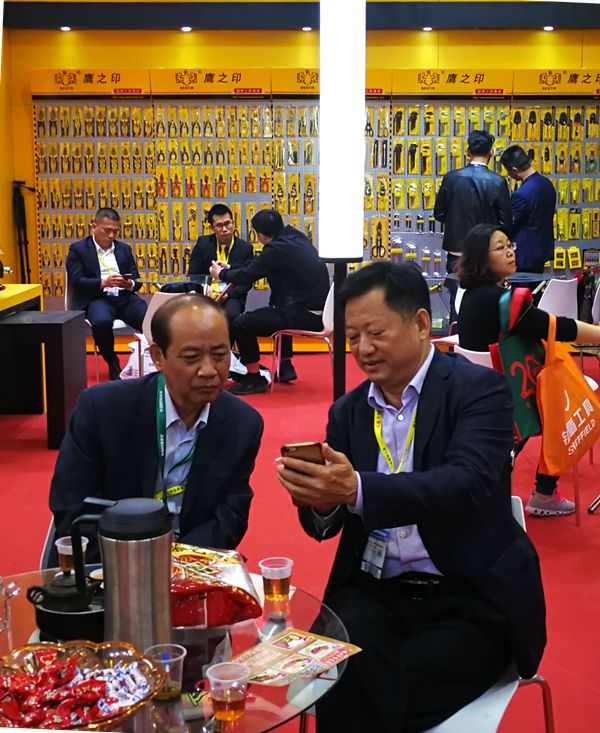 朱仁和理事长莅临第三十二届中国国际五金博览会现场